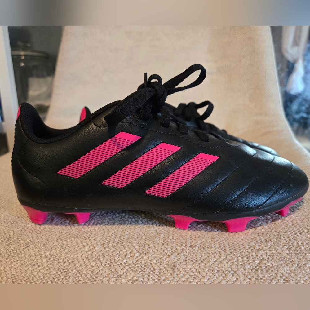Black and pink size 3.5 ⚽ cleats